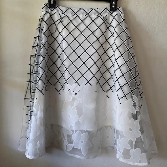 Romantic French White Grid with Sheer Hem Floral Overlay Skirt – Size XS/S (4) - Picture 1 of 2